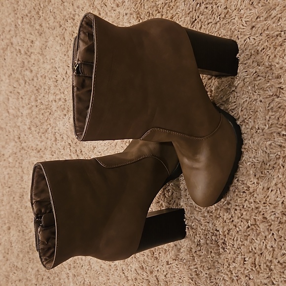 NWT WILD DIVA ANKLE ZIPPER HEELED BOOTS BROWN - Picture 9 of 12